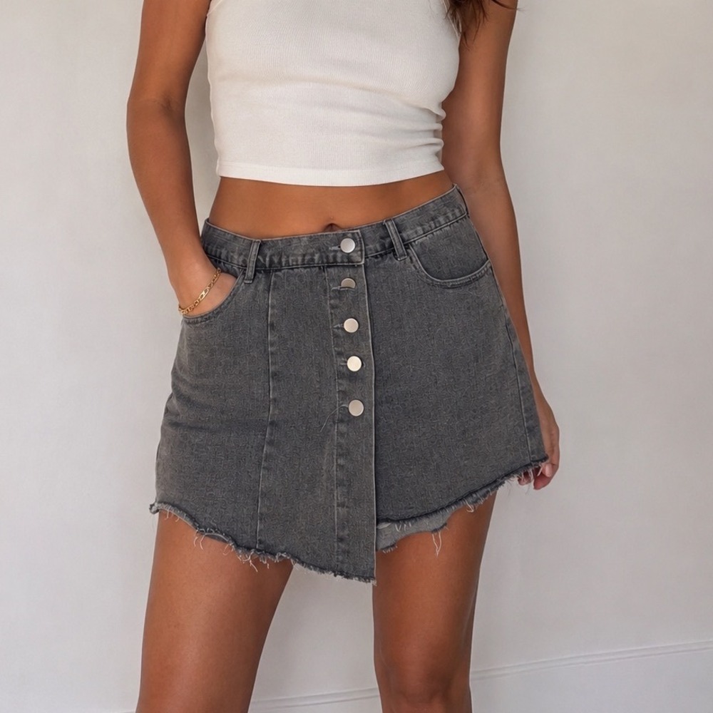 Cloud Ten Gray Denim Skort Button Front Raw Hem‎ Mini Skirt Shorts CP0905A-1 hh